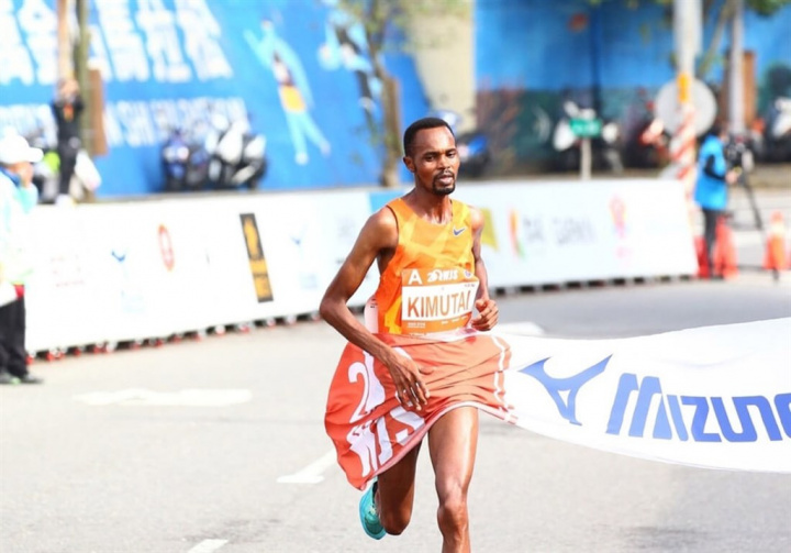 Felix Kimutai crosses the finish line. Photo courtesy of the New Taipei City Government Sports Office