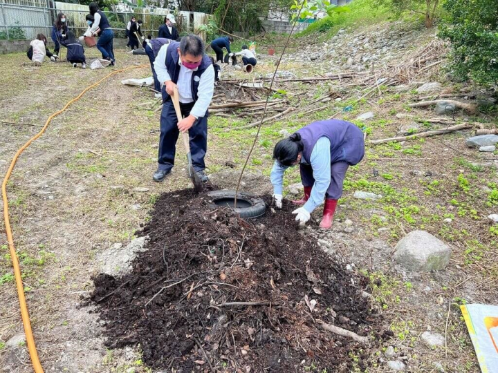 花蓮慈濟科技大學將學生餐廳廚餘、校園落葉及回收樹枝等，製作成有機推肥，用於校園綠化，校方統計，每年可產出4萬公斤有機堆肥，為學校省下不少費用。（花蓮慈濟科技大學提供）