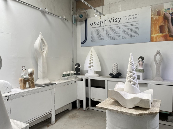 71歲法國籍石雕家約瑟夫（Joseph Visy）定居花蓮18年，在花蓮的工作室是宏盛大理石工廠董事長林高榮無償借用，且不收水電費，還不斷擴大空間讓他擺放作品。