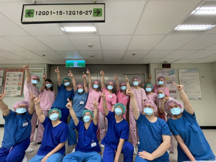 2021年COVID-19疫情爆發，林口長庚醫院籌組專責病房團隊照顧重症確診者，護理師范紀萱（前排左3）就是其中一人。（范紀萱提供）