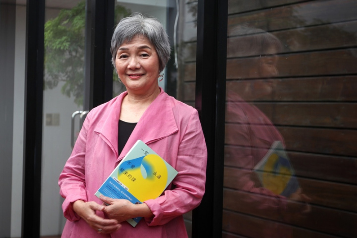 舞蹈空間創辦人平珩推出新書「一堂永遠不會結束的課」，書中分享許多特別的國際共製經驗，平珩表示，「互相聆聽很重要，更重要的是要會表達自己的看法，外國藝術家跟我們合作才能更為聚焦」。