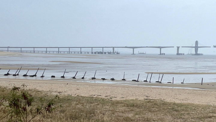 連接金門本島和烈嶼鄉的金門大橋全長約5.4公里，跨海橋梁段約4.77公里。高公局第二新建工程處第五工務所主任張震宇12日表示，目前工程進度96.7%，預定8月完工，年底前可望通車。