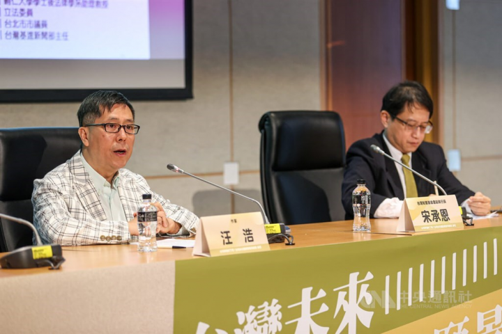 Writer Wang Hao (汪浩), left. CNA photo March 26, 2022