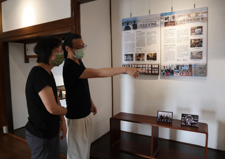 台東縣成功鎮菅宮勝太郎故宅修復完成，心驛耕新關懷協會總幹事洪惠慧（左）、新港教會牧師馬國軒（右）17日說明老屋的歷史與故事。