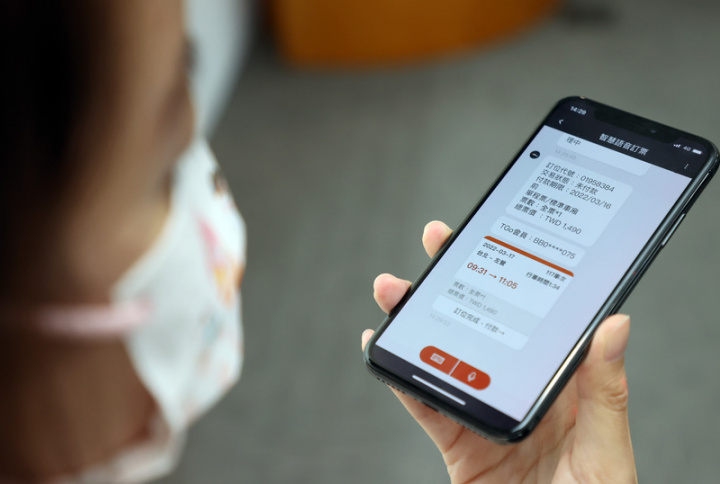台灣高鐵公司16日舉行記者會，宣布行動購票服務再升級，新增智慧語音訂票服務，旅客可直接使用中文語音或輸入文字提出訂票需求，系統將逐步引導旅客，在輕鬆對話之間完成座位預訂。