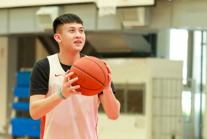 新竹光復高中籃球好手陳將双甫獲110學年度HBL高中籃球聯賽冠軍戰MVP，他來自於台中環山部落，因家族收入不穩定，從幼兒園開始，陳將双就是台灣世界展望會資助童，受助至今已12年半。（台灣世界展望會提供）
