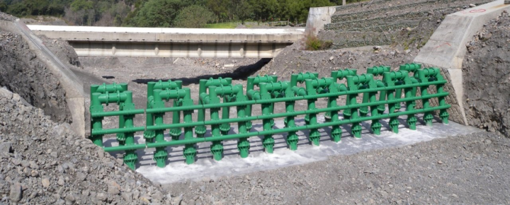 惠蓀林場蘭島溪上的可調柵欄式鋼管壩。(中興大學提供)