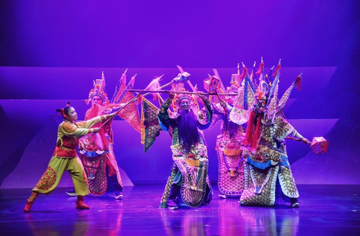 紙風車劇團30週年製作「哪吒鬧龍宮」，融合台灣傳統元素如布袋戲、官將首身段與北管音樂等，將帶領孩子走進奇幻的劇場世界，認識傳統戲曲。劇團25日上午在台灣戲曲中心進行彩排。