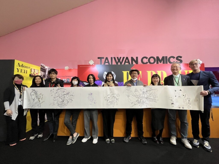 第49屆安古蘭國際漫畫節睽違兩年登場，台灣館17日舉行開幕式，左起為台灣館執行策展人林怡君、巴文中心主任胡晴舫、漫畫家NOBI璋、小島、Adoor、陳沛珛、葉長青、Pam Pam LIU、駐法代表吳志中、文策院代表黃俊華。橫幅為六位漫畫家的簽繪。（文策院提供）