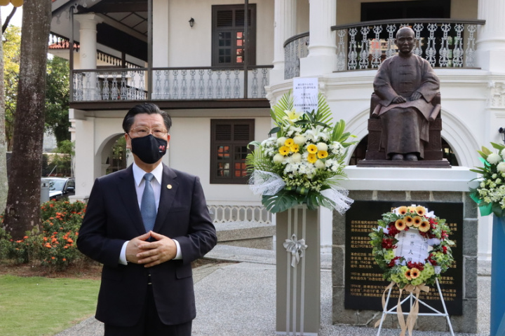 紀念國父孫中山逝世97週年，駐新加坡代表梁國新12日到晚晴園獻花致敬。他表示，雖然受疫情影響，儀式規模縮小，仍盼藉此表達敬意。