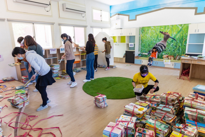 金門縣金湖國小附設幼兒園新圖書室「戴勝書屋」25日啟用，校方表示，書屋內書櫃一格一格交織，象徵一個個樹洞，母鳥親自哺餵樹洞中的雛鳥，引頸期盼雛鳥長大，就猶如在教學現場老師一天天灌溉孩子們，期盼孩子們成長茁壯。（金湖國小附設幼兒園提供）