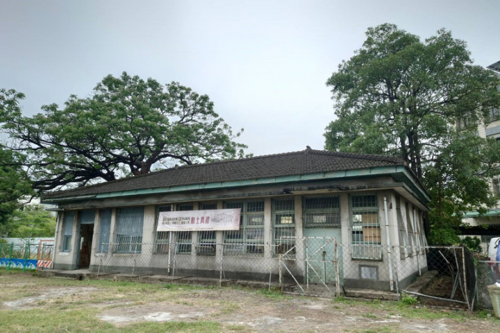 台南市定古蹟原台南州立農事試驗場辦公廳舍（考種室）修復工程28日動土，園區列管珍貴老樹苦楝，景觀優美。