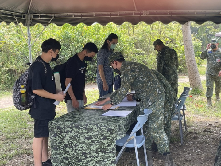 俄烏開戰後，全國首場14天砲兵教召19日在台南市仁德區登場，磨練昔日軍中戰技。