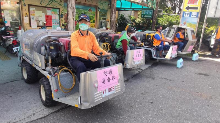 台東COVID-19疫情擴散到3鄉鎮，卑南鄉青農31日上午將農用噴藥（霧）車變身防疫車，穿梭深入小巷清消，守護社區居民健康安全。