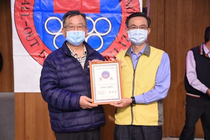 澎湖地區戰綜、動員、災害防救等三合一會報演習22日登場，澎湖縣長賴峰偉（左）頒發績優役政西嶼鄉公所等單位獎狀。