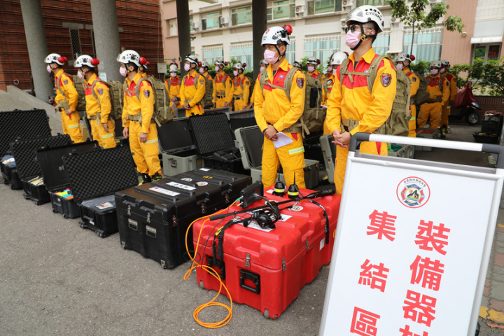  日本福島外海發生強震，嘉義縣消防局特種搜救隊23名隊員17日凌晨接獲集結命令，立即備妥個人裝備及各項救援裝備，最短時間內完成整備，隨時可赴日本人道救援。（嘉義縣政府提供）