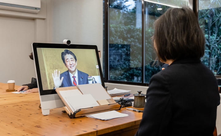 日華議員懇談會總會於臺灣時間22日傍晚於日本東京舉辦年度大會，蔡英文總統受邀以視訊方式與日本前首相安倍晉三進行對談