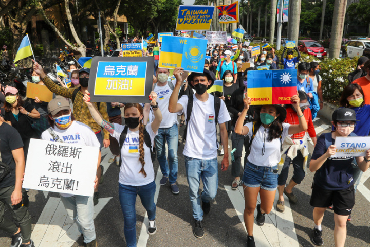 俄烏戰火持續進行，在台烏克蘭人等各國人士13日在 台北舉行「台灣聲援烏克蘭和平大遊行」，邀請台灣 民眾帶著旗幟、海報一起參加，表達對烏克蘭主權、 人權自由的支持。