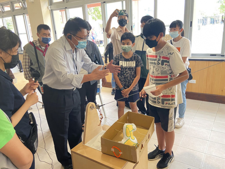 屏東縣潮州鎮「潮好玩幸福村」全區26日正式開幕，並與科教館合作推出特展「設計我們的世界—潮好玩」，邀請大、小朋友一起動手玩創意，屏東縣長潘孟安（前左2）也到場同樂。（屏東縣政府提供）