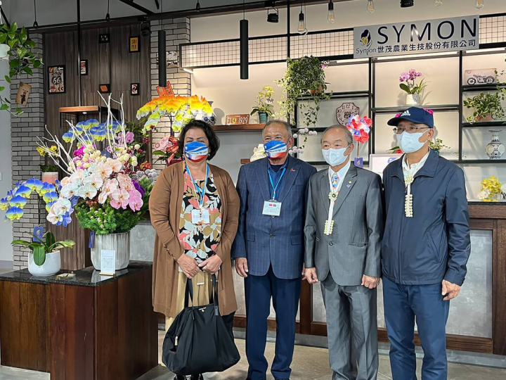 柯布亞總統訪團參訪世茂農業生技公司，該公司董事長蔡中峰（右2）跟總監黃崇德（右1）接待。（外交部提供）