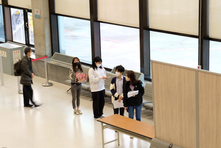 台灣自22日起針對韓國航線航班實施落地採檢，依據桃園國際機場公司統計的資料顯示，目前桃機平均一週約有10班來自韓國的班機，每天約有1到2架的班機。