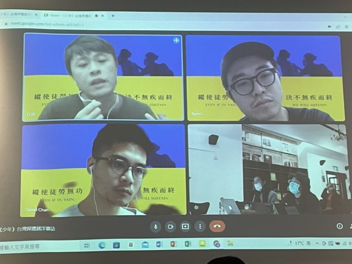 香港電影「少年」的導演任俠（左上）、林森（右上）及監製暨聯合編劇陳力行（左下）日前接受台灣媒體越洋聯訪，視訊背景巧妙用海報拼成「烏克蘭國旗」配色。（光年映畫提供）