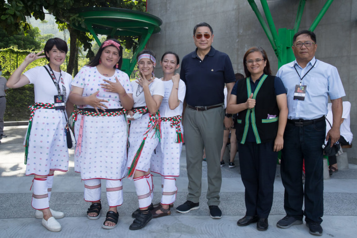 台泥成立「花蓮縣私立和平永續基金會」，作為秀林鄉和平村民急難救助使用，董事長張安平率先捐助新台幣500萬元及10萬股台泥股票，推動基金會運作。圖為張安平（右3）與秀林鄉長王玫瑰（右2）、台泥和平廠廠長魏家珮（右1）於DAKA園區合影。（台泥提供）