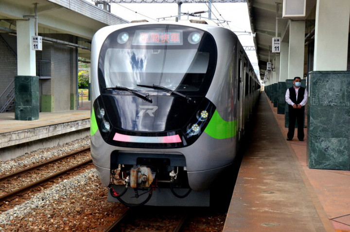 台鐵新購的EMU900型電聯車，從彰化到台東行駛南迴線，除被民眾發現「跑得比部分自強號快」、「比莒光號便宜」、「隨時買得到票」，也具多項創新服務設施，被媒體譽為史上最美區間車。