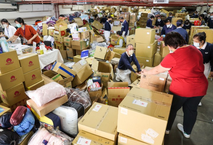 俄烏戰事未歇，台灣各界踴躍捐贈物資及善款，盼能協助烏克蘭難民，15日午後不少愛心物資持續湧入外交部，地下停車場可見許多物品和紙箱，現場志工進行整理分類。