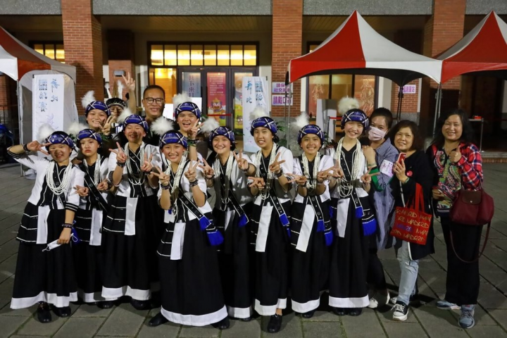 花蓮新城鄉北埔國小舞蹈隊以噶瑪蘭族樂舞出賽，拿下110年全國學生舞蹈比賽特優佳績，師生在賽後開心合影。（北埔國小提供）