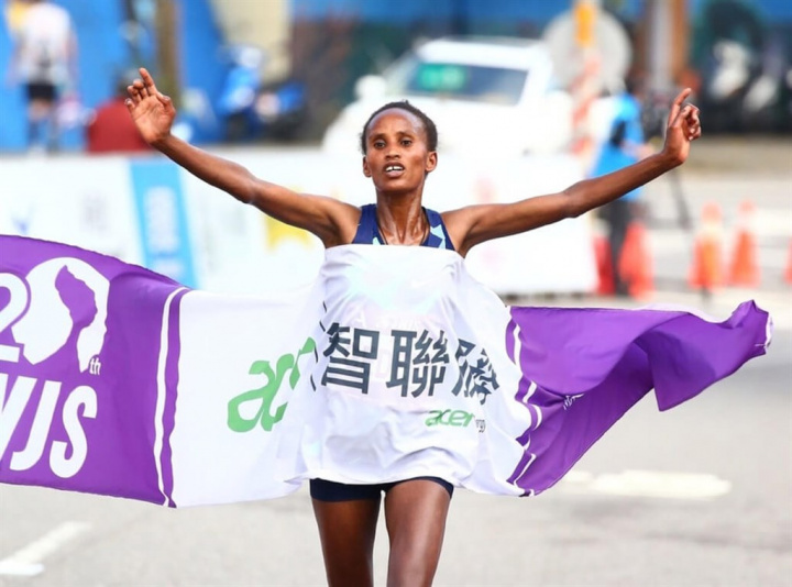 Motu Megersa Gedefa crosses the finish line. Photo courtesy of the New Taipei City Government Sports Office
