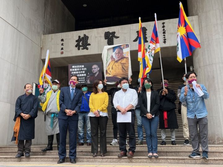 在台藏人團體2日在立法院前召開西藏抗暴日63週年台北大遊行行前記者會。