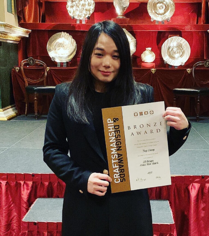 來自台灣的珠寶設計師鄭又嶧，日前在被稱為英國珠寶界「奧斯卡獎」的金匠工藝與設計大賽中，以平面設計作品拿下銅牌。（鄭又嶧提供）