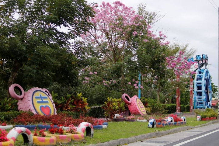 花蓮縣吉安鄉公所於2016年縱谷客家第一庄工程中，在永豐路栽植長達百公尺的紅花風鈴木，另外也將鄰近道路旁畸零地，打造繁花錦簇的水車公園及輪胎公園。如今盛開的風鈴木伴著水圳、水車與涼亭隨風搖曳，成為美麗風景。（吉安鄉公所提供）