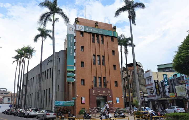 嘉義市文化局27日發布新聞稿表示，位於著名地標中央噴水圓環旁的「台灣第一商業銀行嘉義分行」，具64年歷史，3月17日經嘉義市古蹟歷史建築審議會審議通過為歷史建築。（嘉義市政府提供）