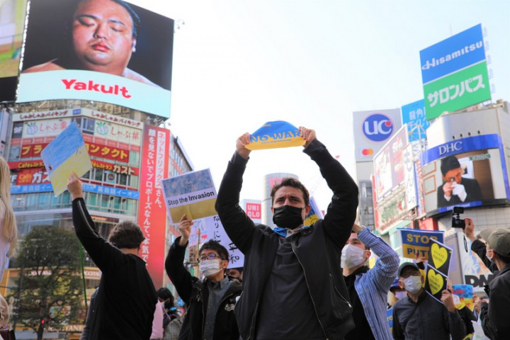 烏克蘭遭到俄羅斯軍隊侵略，旅居日本的烏克蘭人5日在東京澀谷舉行力挺烏克蘭的大遊行，許多國際人士參與，表達反戰心聲。