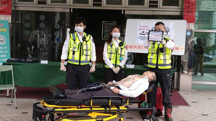 嘉義縣消防局獲民間捐贈12導程心電圖機，配置在救護車上，可及時判讀心肌梗塞病患，提高急救成功率；30日在消防局前舉辦救護車接獲心肌梗塞病患模擬演練。