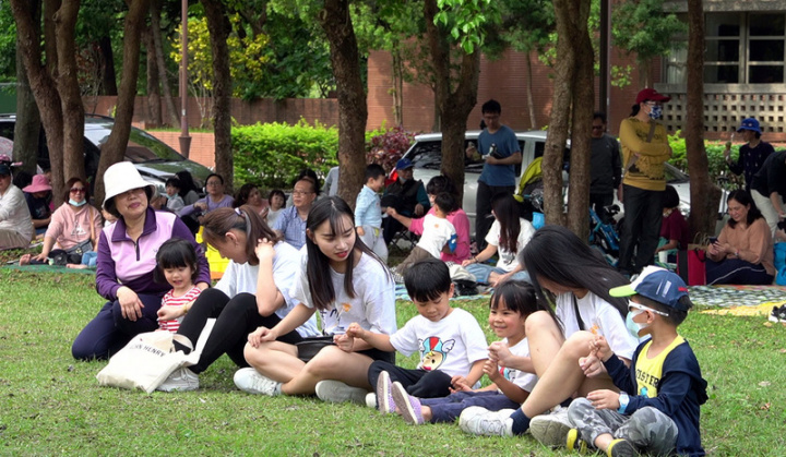 2022三峽綠茶季系列活動將展開，19、20日在台北大學學校園草坪區舉辦開幕野餐派對，邀請民眾共襄盛舉。圖為110年3月活動畫面。（新北市農業局提供）