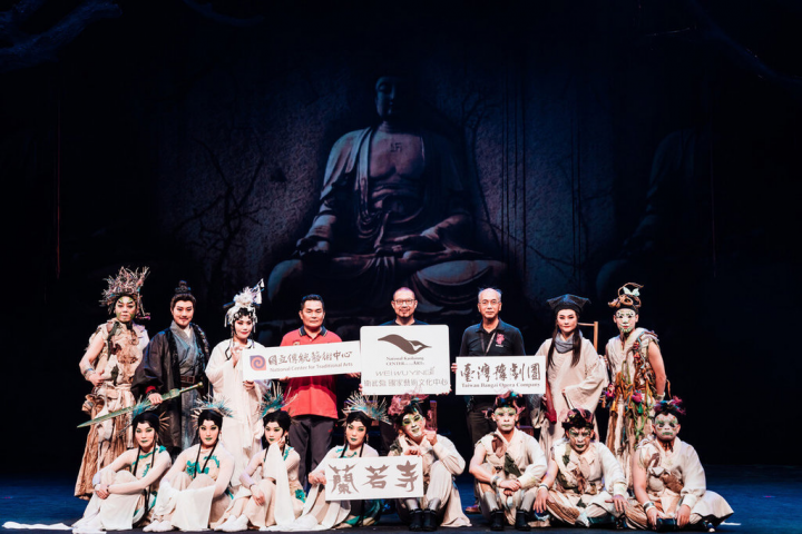 台灣豫劇團作品「蘭若寺」12、13日將在高雄衛武營戲劇院演出，重新解讀志怪小說「聊齋志異」中聶小倩、寧采臣、燕赤霞間的愛慾糾葛，描繪人心對「愛」的不同定義。（衛武營提供）