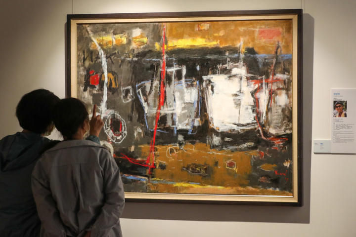 「2022台灣美術院院士大展」開幕式12日在國父紀念館舉行，現場共展出44件作品及33件著作，堪稱民間藝術力大匯集。圖為民眾駐足欣賞展出的藝術家畫作。