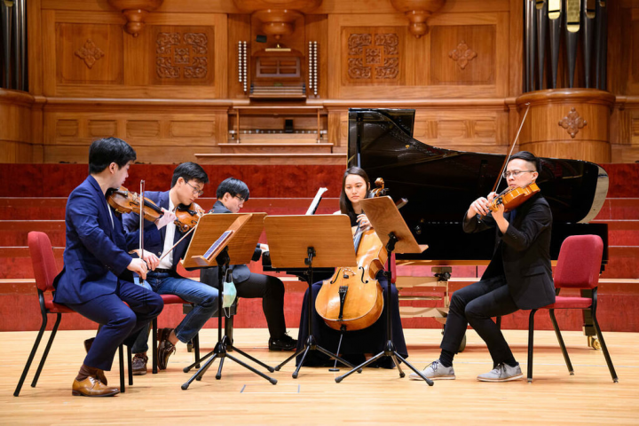 小提琴家魏靖儀（左起）與陳瑾瑒、鋼琴家汪奕聞、大提琴家柯容軒和中提琴家蔡士賢共5名旅外青年音樂家齊聚一堂，19日將在室內樂音樂會「狂想．不止」首度聯手合奏演出。（兩廳院提供）
