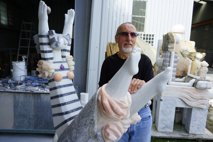 71歲法國籍石雕家約瑟夫（Joseph Visy）在台灣落地生根近20年，長期投入石雕創作，將於6月返回法國，他特別創作「在花蓮的快樂生活」裝置藝術，要送給花蓮人，感謝多年來的照顧。