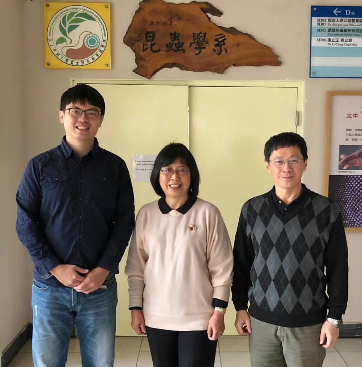 中興大學生命科學系特聘教授林幸助（右）、昆蟲系教授楊曼妙（中）與昆蟲系博士廖一璋（左）共組研究團隊，建構出溪流的生態系統模式。（中興大學提供）