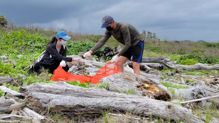 台東縣環保局與台東大學13日攜手杉原灣淨灘，清出一般垃圾、寶特瓶及酒瓶近69公斤海岸廢棄物，並籲民眾不亂丟垃圾守護海洋生態。（台東縣政府提供）