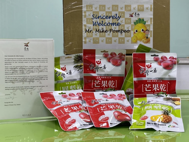 前美國國務卿蓬佩奧（Mike Pompeo）2日晚間將抵台進行4天訪問，台南市長黃偉哲特別準備台南鳳梨乾和芒果乾，請外交部轉贈蓬佩奧，表達歡迎之意。（台南市政府提供）