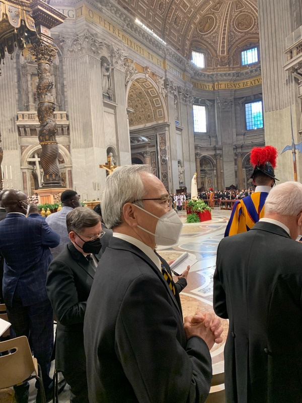  駐教廷大使李世明昨天出席教宗在聖伯多祿教堂舉行的隆重儀式，該儀式串連全球天主教會一起奉獻俄羅斯與烏克蘭給聖母無玷聖心，以祈求俄烏停戰。（駐教廷大使館提供）