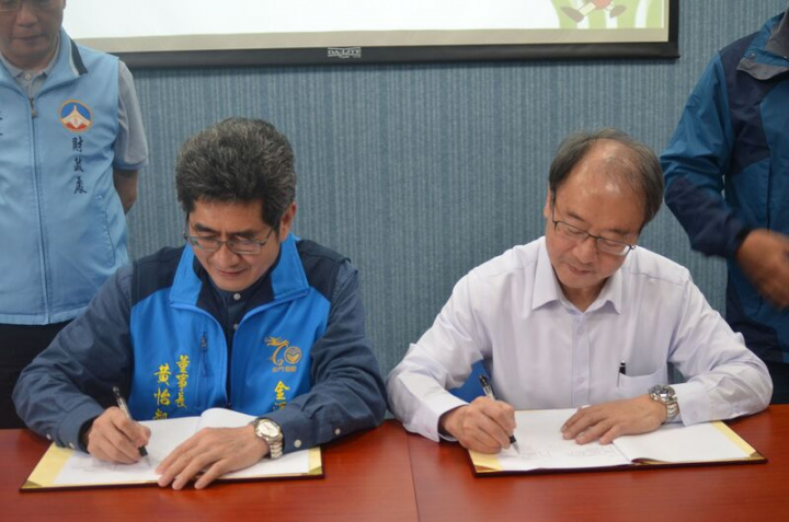 金門高粱酒清香醇厚，是消費大眾喜歡的酒品之一，爭取澎湖地區銷售代理，24日由澎湖縣農會總幹事陳一正（右）與金門酒廠董事長黃怡凱（左）代表完成簽約。