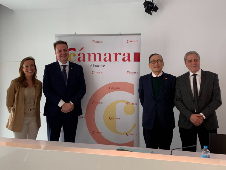 劉大使德立應邀赴西班牙卡斯提亞-拉曼查自治區阿爾巴塞特(Albacete)商會演講事