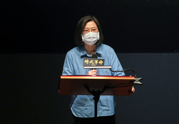 民進黨主席蔡英文17日在台北光點華山電影院包場觀賞電影「時代革命」，她致詞時表示，這是每一位台灣人及關心香港前途、民主發展的人都應該來看的紀錄片。