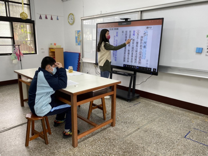 苗栗國中特教班教師運用大尺寸螢幕觸控顯示器上課之情形